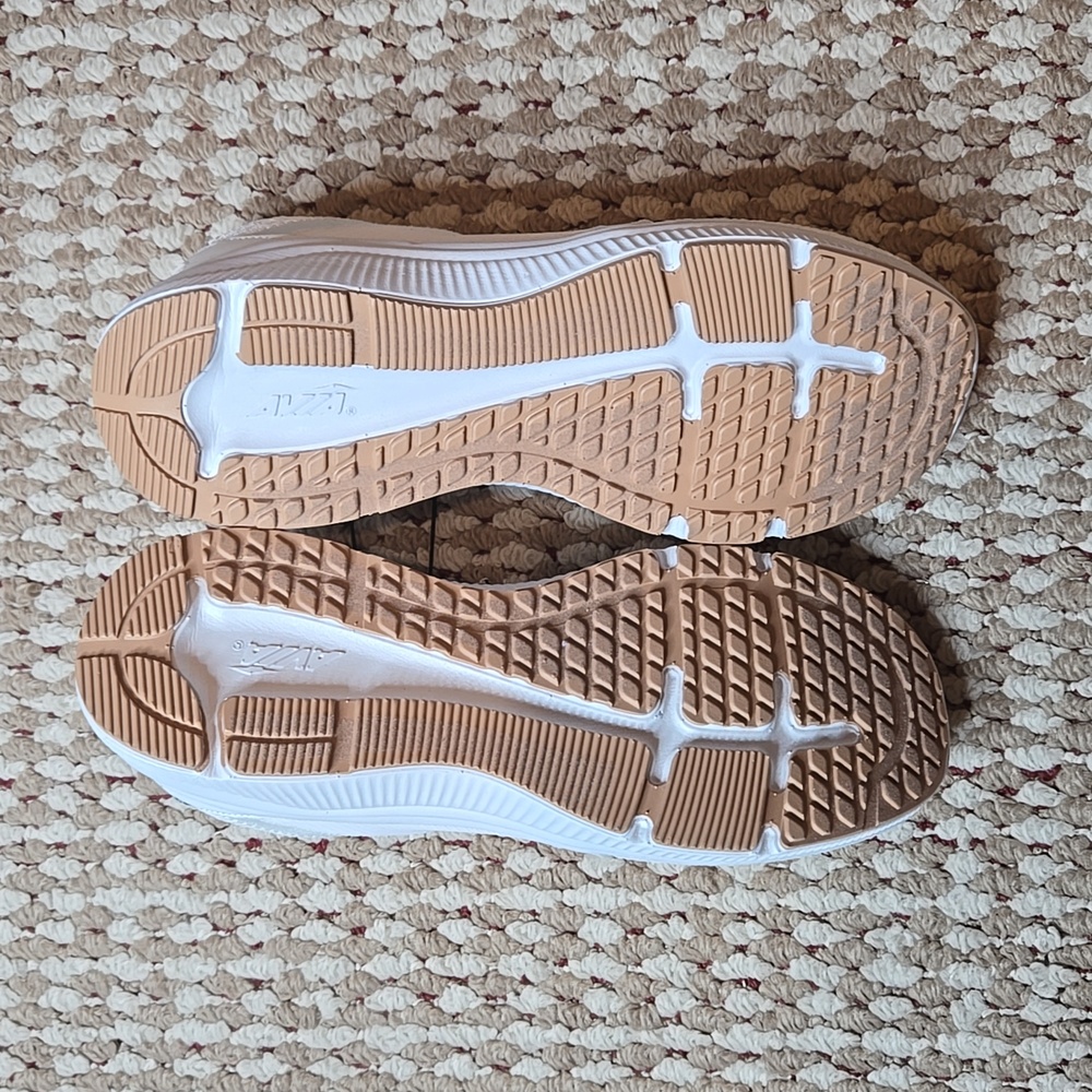 AVIA Deluxe Trainer 9.5 Wide Width White Sneakers Shoes Memory Foam Lightweight - Picture 2 of 2